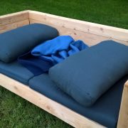 Loungemöbel mit Polster abdecken. Schutzhülle für Lounge mit Polster