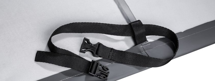 Alle Schutzhüllen werden mit Schlaufen und Steckschnallenverschlüssen in allen Ecken ausgestattet. Diese können einfach am Möbelstück fixiert werden