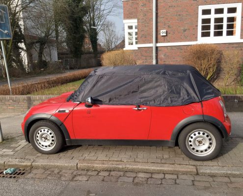 Pour la protection contre le vert-de-gris, les fientes d'oiseaux, la protection des vitres et, de manière générale, pour la longévité de la capote : housse pour cabriolet fabriquée sur mesure par Wettertuete .