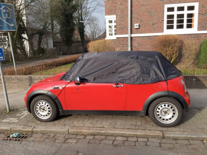 Pour la protection contre le vert-de-gris, les fientes d'oiseaux, la protection des vitres et, de manière générale, pour la longévité de la capote : housse pour cabriolet fabriquée sur mesure par Wettertuete .