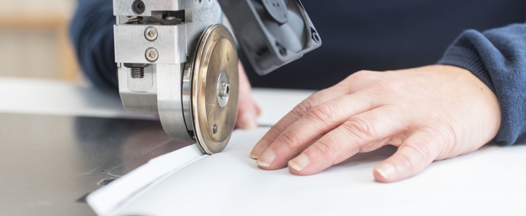 Abdeckhaube wird per Ultraschall in der Näherei verschweißt. Die Abdeckung bzw. die Nähte bleiben durch das spezielle Verfahren wasserdicht.