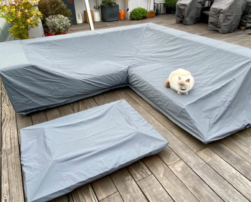 Bei Tieren auf der Schutzhülle ist Vorsicht geboten. Mit den scharfen Krallen kann die wettertuete beschädigt werden