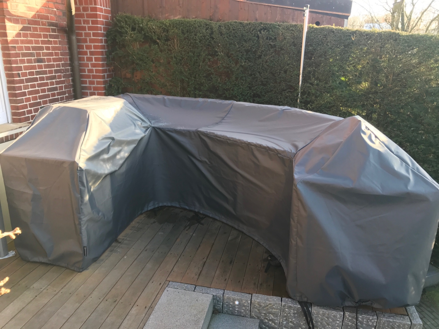 Außenküche passgenau abgdeckt. Schutzhülle für eine Outdoorküche nach Maß