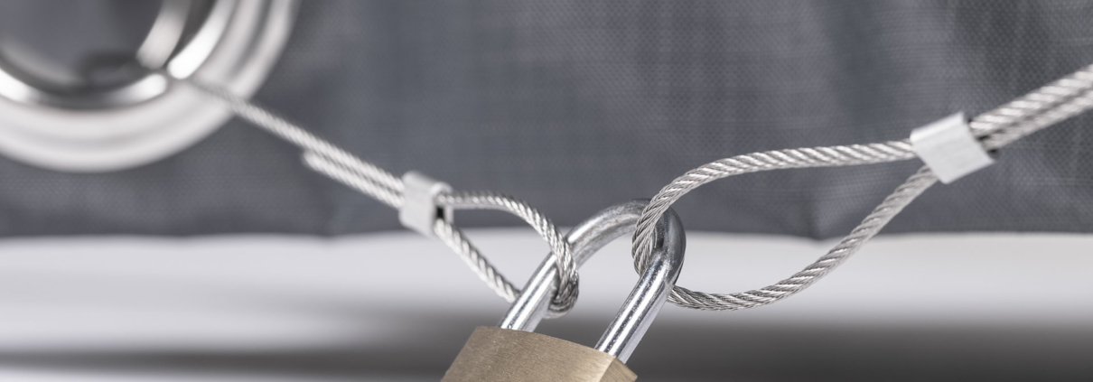 Compleo Mennekes Alpitronic Schutzhuelle nach Maß mit Logodruck und Sicherung mit Schloss