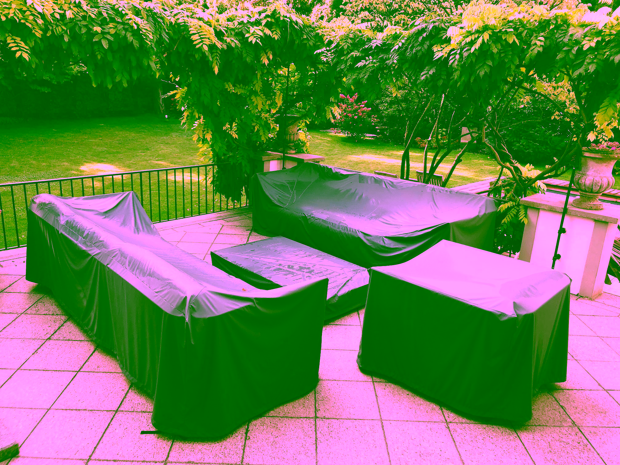 Loungemöbel mit Polstern. Hier schon mit verbesserter, imprägnierter Innenschicht