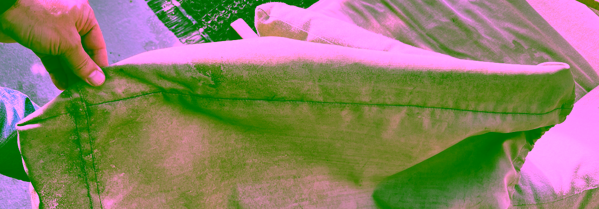 Dieses Foto mit Schimmel und Stockflecken stammt von einem Kunden. Diese Abdeckung im Bild stammt nicht von uns, sondern ist die alte Schutzhülle vom Kunden mit den dargestellten Problemen