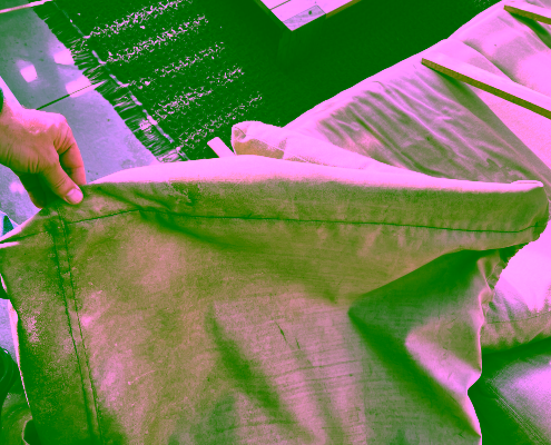 Dieses Foto mit Schimmel und Stockflecken stammt von einem Kunden. Diese Abdeckung im Bild stammt nicht von uns, sondern ist die alte Schutzhülle vom Kunden mit den dargestellten Problemen